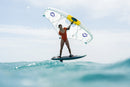 Rider sujetando el Duotone Unit SLS Concept Blue 2027 sobre el foil en el mar