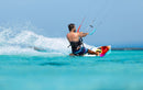 Rider canteando con espray en una laguna tropical con twintip Select y fijaciones Duotone Vario Combo 2027