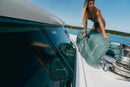 Rider colocando la funda Duotone Wing Boardbag Mid-length 2027 verde en la proa de un catamarán