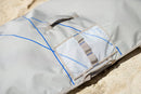 Detalle del bolsillo exterior y el asa central de la funda Duotone Wing Boardbag Mid-length 2027