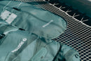 Detalle de la funda Duotone Wing Boardbag Single 2027 verde sobre la red de un catamarán