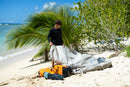 Rider abriendo la Duotone Wing Team Bag 2027 marfil en la arena con las alas al lado