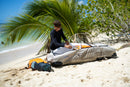 Rider cerrando la Duotone Wing Team Bag 2027 marfil con el equipo de wing dentro