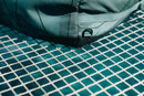 Detalle de la base de la Duotone Wing Team Bag 2027 verde sobre la red del catamarán