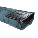 Base con placa Curv termomoldeada y ruedas de la Duotone Wing Team Bag 2027 verde