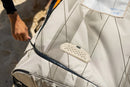 Rider abriendo la cremallera de la Duotone Wing Team Bag 2027 junto al parche ventilado Bag Breeze