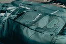Primer plano del parche ventilado Bag Breeze 2.0 en la Duotone Wing Team Bag 2027 verde