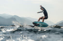 Rider surfeando en foil con la North Boost 2026 en un lago de montaña