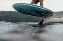 North Boost 2026 en vuelo con el Foil Drive montado bajo el casco