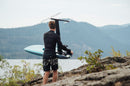 Rider en una orilla rocosa con la North Boost 2026 y el foil eléctrico