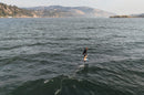 Vista aérea de un rider volando con la North Boost 2026 en un lago