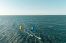 Dos riders navegando en mar abierto con la North Carve en Orange y Pacific Blue