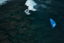 Vista aérea de la North Carve navegando sobre una ola en un arrecife