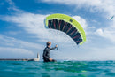 Rider com o North Foil Fullsuit 4/3 mm 2027 a lançar um parawing a partir da água