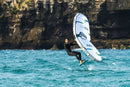 Rider de wingfoil com o North Foil Fullsuit 4/3 mm 2027 junto às falésias