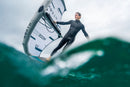 Rider a navegar com uma wing North Mode e o fato North Foil Fullsuit 4/3 mm 2027