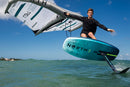 Rider a fazer um salto com a wing North Loft Pro 2026 e uma prancha de foil turquesa