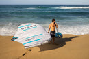 Rider a caminhar pela praia com a wing North Loft Pro 2026 e a sua prancha de foil