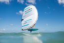 Wing North Loft Pro 2026 a voar em foil com vento fraco sob um céu azul