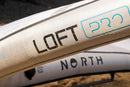 Pormenor do logótipo Loft Pro no bordo de ataque N-Weave45 da wing North Loft Pro 2026