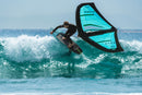 Rider a virar numa onda com wing e a prancha North Midi Pro
