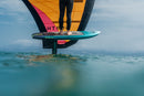 North Midi Pro a voar no foil com uma wing laranja, ao nível da água
