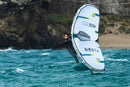 Rider navegando con la wing North Mode Pro 2027 talla 4.2 junto a unos acantilados