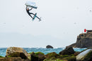 Rider saltando alto con la wing North Mode Pro 2027 frente a un faro sobre las rocas