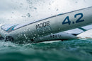 Detalle del borde de ataque N-Weave45 de la wing North Mode Pro 2027 talla 4.2 entre salpicaduras