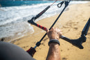 Rider tenant la barre North Navigator 2027 au bord de la plage