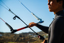 Rider a segurar a barra North Navigator Pro Short Throw 2027 junto ao mar