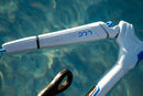 Ponta da barra North Navigator Pro Short Throw 2027 a flutuar na água