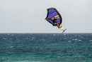 Rider in salto con la wing North Nova 2026 Deep Purple in mare aperto