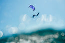 Rider en pleno salto con la cometa North Orbit 2026 Deep Purple sobre el mar