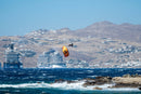 Big air con la North Orbit 2026 Orange frente a un puerto con cruceros