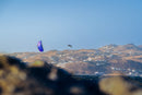 Salto de big air con la North Orbit 2027 Deep Purple sobre la costa de una isla