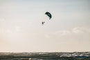 Rider a saltar muito alto com o kite North Orbit Ultra 2026 sobre o mar