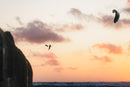 Salto com o North Orbit Ultra 2026 junto a uma falésia ao pôr do sol