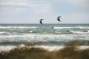 Dois riders a navegar com o North Orbit Ultra 2026 em mar picado com vento forte