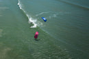 Vista aérea de un rider surfeando una ola con la North Reach 2025 Rubine Red
