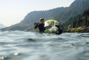 Rider repliant le parawing North Rover et sa barre 2027 dans l'eau