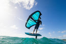 Rider volando en foil con wing turquesa y la North Seek 2026 bajo el cielo azul