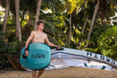 Rider saliendo de la playa entre palmeras con la North Seek 2026 y su wing