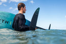 Rider dans l'eau tenant un foil North Sonar avec aile avant MA950v2 2026