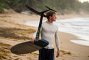 Rider marchant sur la plage avec sa planche et un foil North Sonar avec aile MA950v2 2026