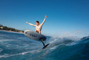 Rider de surf foil deitado a curvar na onda com o mastro North Sonar UHM73