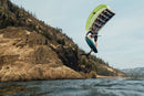 Rider a saltar com wing e foil North Sonar junto a uma falésia
