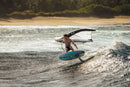 Rider surfeando una ola con wing y la tabla North Swell Pro