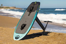 North Swell Pro con foil y cinchas montados, apoyada en la arena de la playa