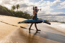 Rider saliendo del agua con la North Swell Pro y el foil bajo el brazo